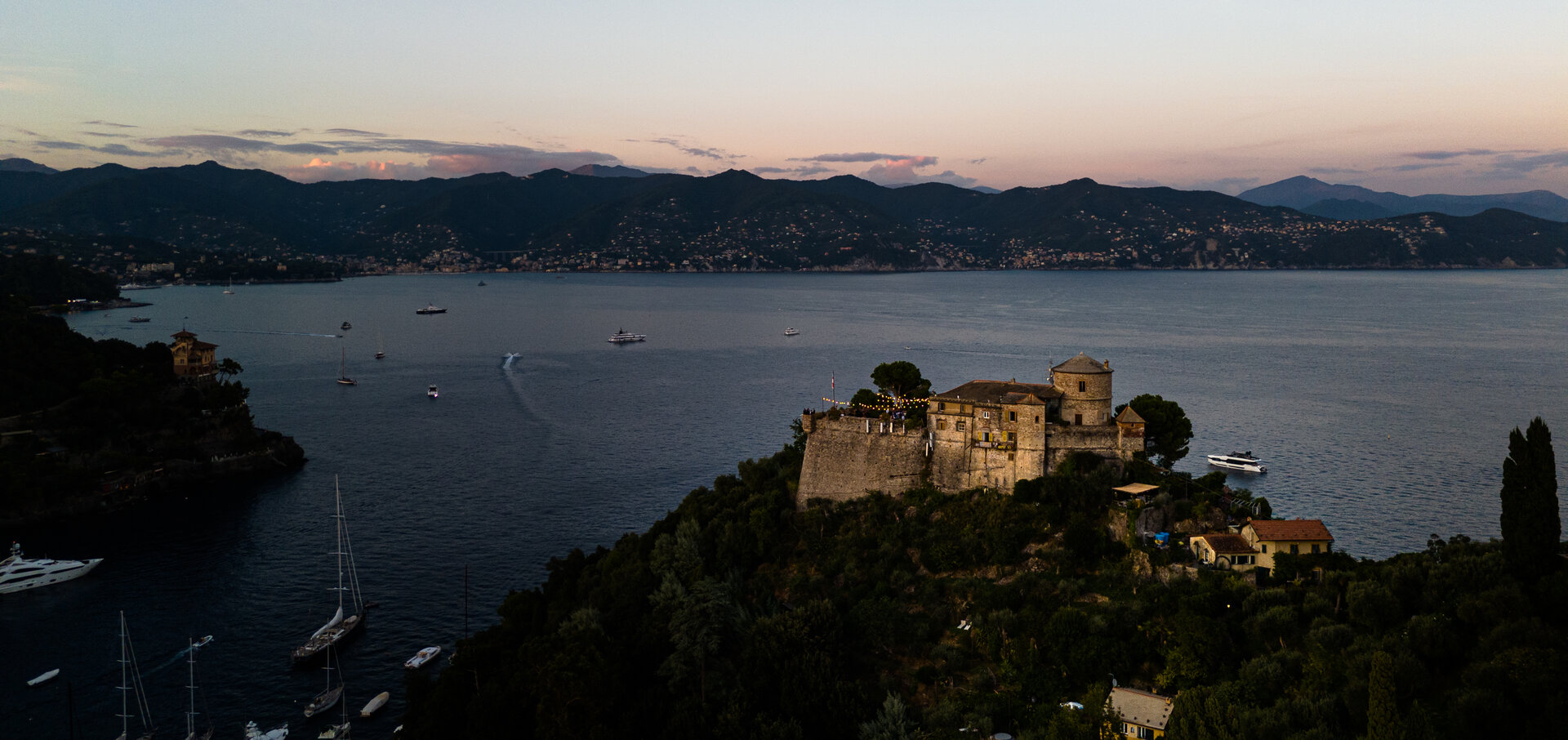 Castello panoramico al tramonto con luci, drone evento luxury