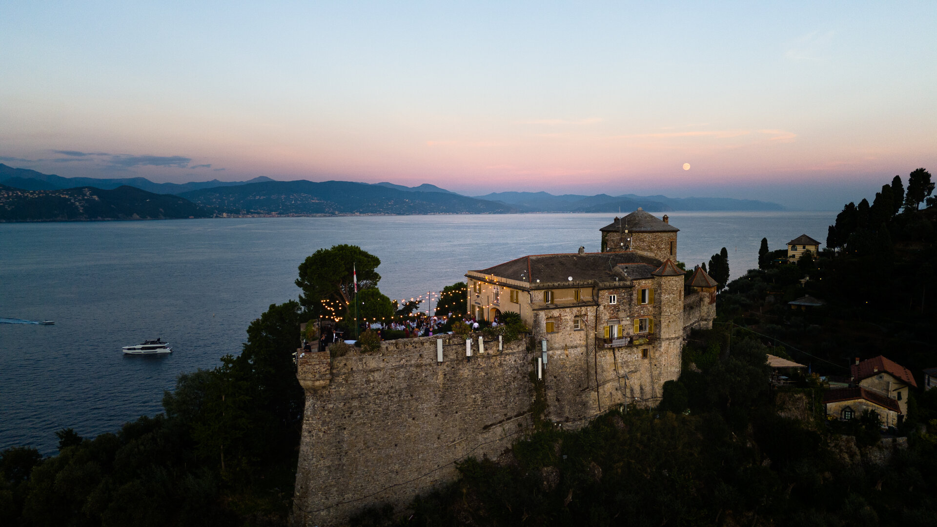 Castello sul mare al tramonto, visione luxury Lapi Vision