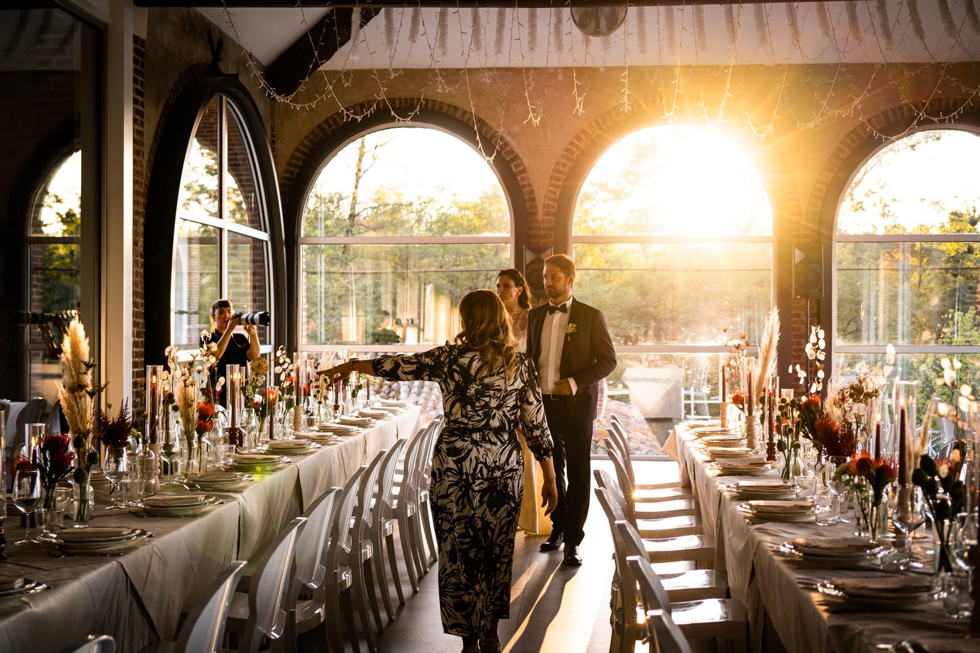 Allestimento wedding luxury con luce dorata a Milano